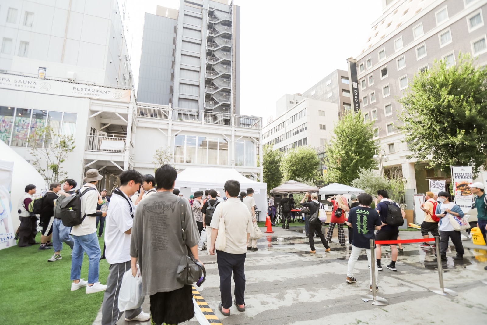 サミマ会場を行き交う多くの来場者