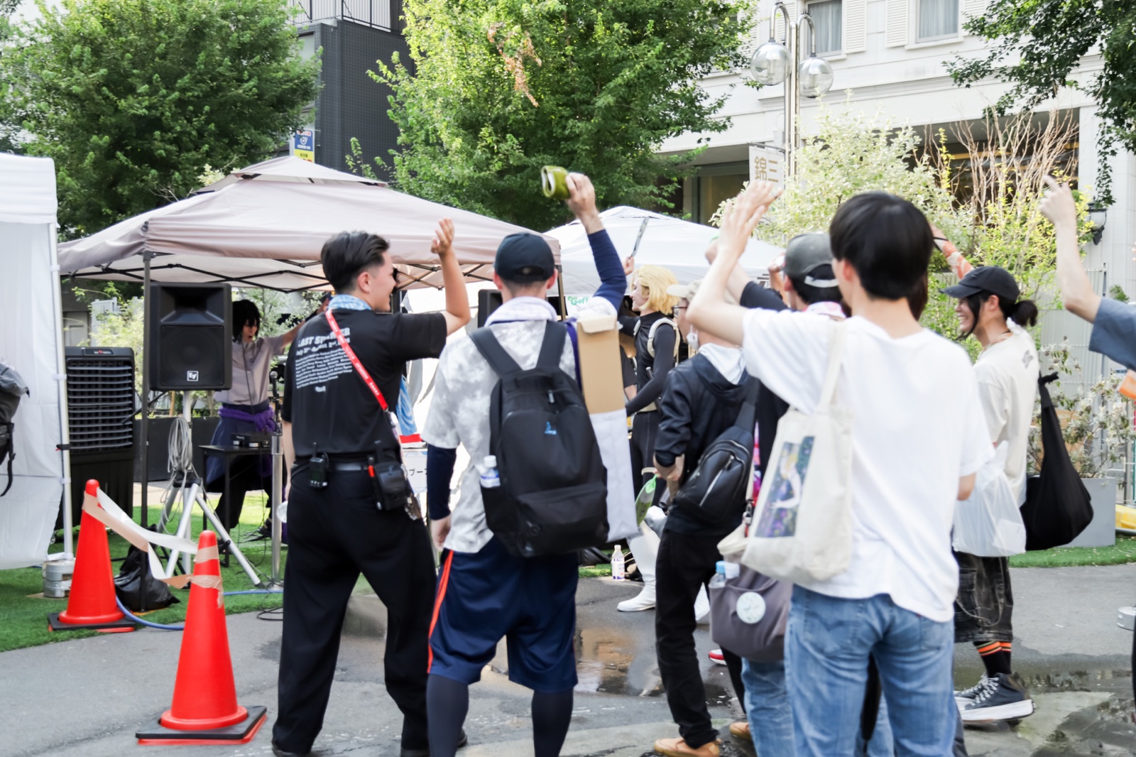 サミックスのDJブースで盛り上がる来場者