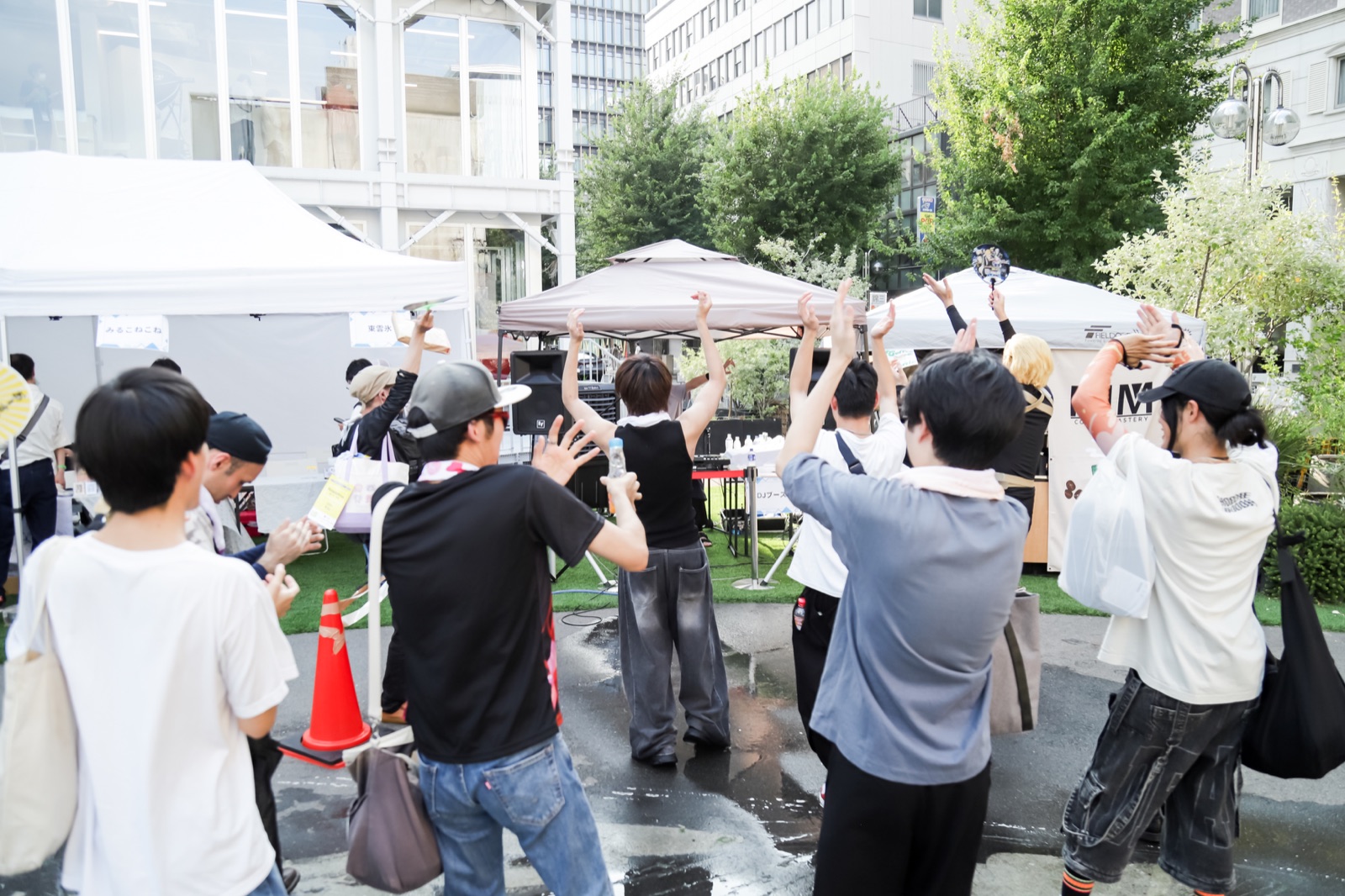 音楽に合わせて手を上げるサミックスの来場者